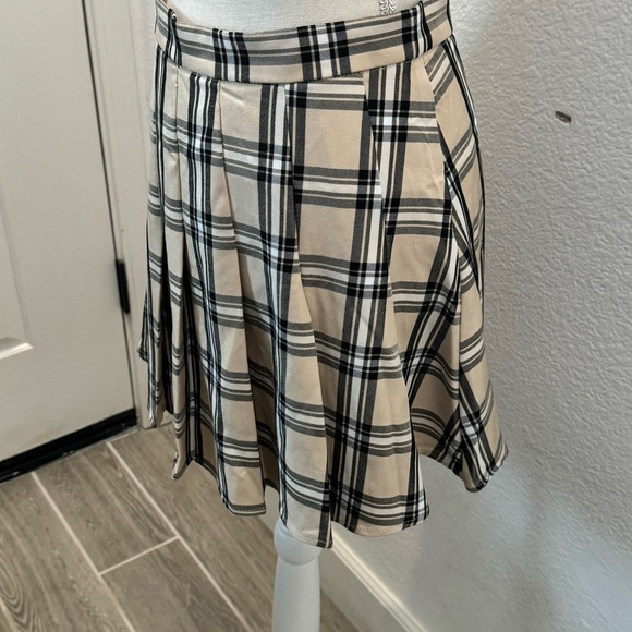 Pleated plaid skirt - Picture 2 of 5